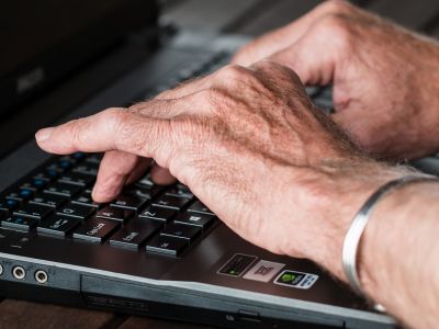 Az internet előnyei és veszélyei nyugdíjas korban - 3+1 jó tanács a biztonságos netezésért