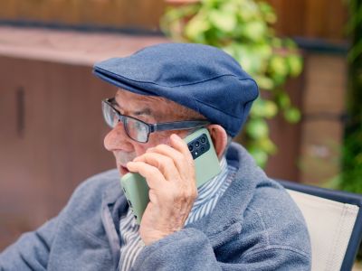 Hogyan tanulhatják meg a nagyszülők az okoseszközök használatát?