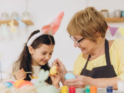 Húsvéti tojásfestés: kreatív közös program nagyszülőnek és unokáknak
