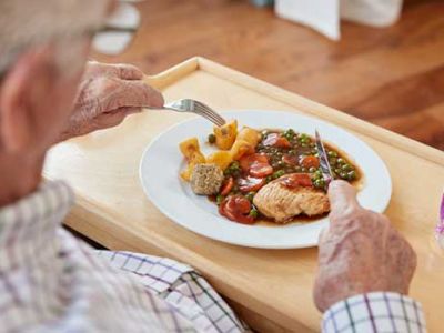 Kevesebbet és változatosan kell étkeznie az időseknek