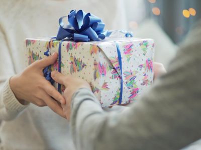 Ma már az ajándékozás is átalakult – 50 év felettiként mivel lepjük meg környezetünket?