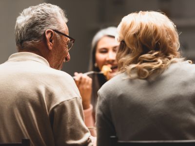 Ötven felett nem diétázunk — okosan eszünk! – Mit mond a világ legnagyobb nyugdíjas-szervezete a helyes táplálkozásról?