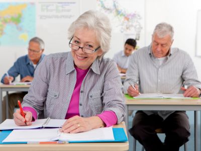 Tanulni sosem késő: Honnan ered az idősek képzése? – Egy különleges amerikai történet