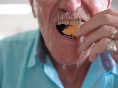Táplálkozás műfogsorral – hasznos tanácsok a mindennapokra