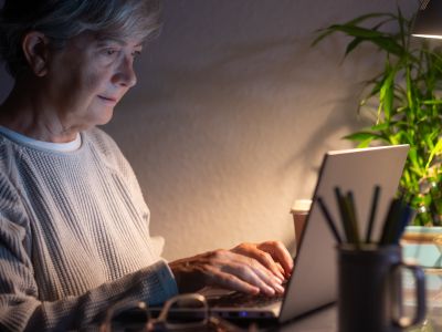 Vigyázat, új átverés terjed! Miért érdemes különösen az 50 felettieknek odafigyelniük?