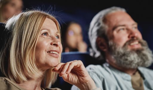 5+1 színdarab, amelyet szívből ajánlunk az idősebb korosztálynak – könnyen követhető, tartalmas, lélekemelő előadások