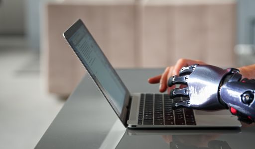 A ChatGPT-programok és a chatbotok veszélyei idősebb korban