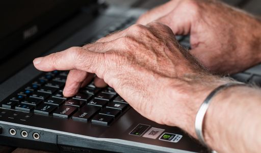 Az internet előnyei és veszélyei nyugdíjas korban - 3+1 jó tanács a biztonságos netezésért