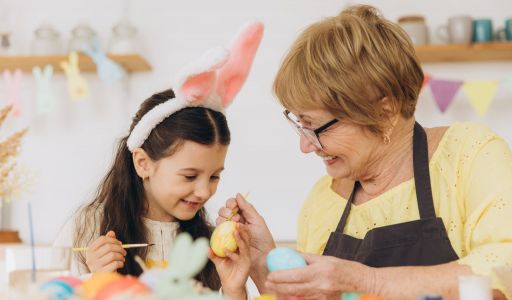 Húsvéti tojásfestés: kreatív közös program nagyszülőnek és unokáknak