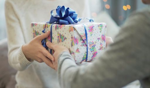 Ma már az ajándékozás is átalakult – 50 év felettiként mivel lepjük meg környezetünket?