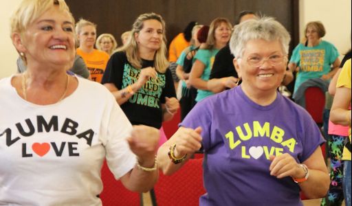 Nemzetközi Zumba Gold esemény az idősek világnapján – Ahol a zene ritmusára nem csak a test mozog, de a szív is együtt dobban