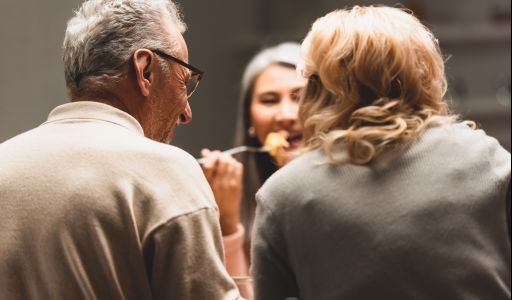 Ötven felett nem diétázunk — okosan eszünk! – Mit mond a világ legnagyobb nyugdíjas-szervezete a helyes táplálkozásról?