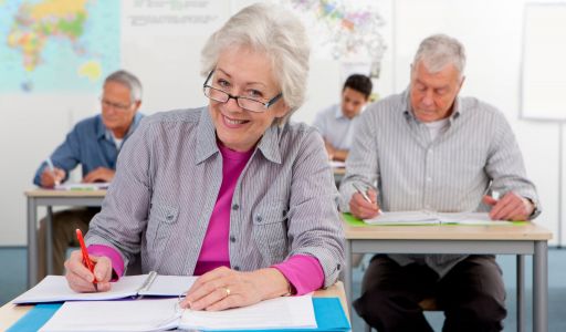 Tanulni sosem késő: Honnan ered az idősek képzése? – Egy különleges amerikai történet