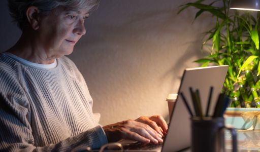 Vigyázat, új átverés terjed! Miért érdemes különösen az 50 felettieknek odafigyelniük?